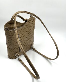 Дамска чанта-раница с ефектна щампа щраусова кожа в бежово