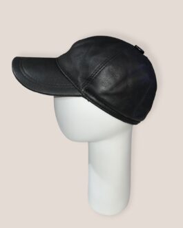 Зимна шапка с козирка и ушанки от естествена кожа в черно