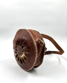 Кръгла чанта- раничка със слънце от естествена кожа в кафяво