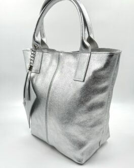 Дамска чанта тип торба от естествена кожа в сребристо