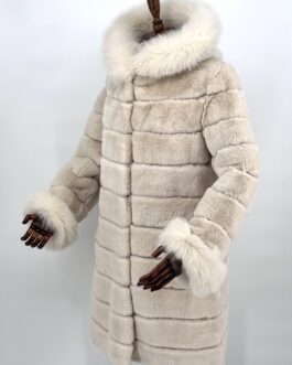 Луксозно дълго дамско палто с качулка от естествен косъм на чинчила в бежово